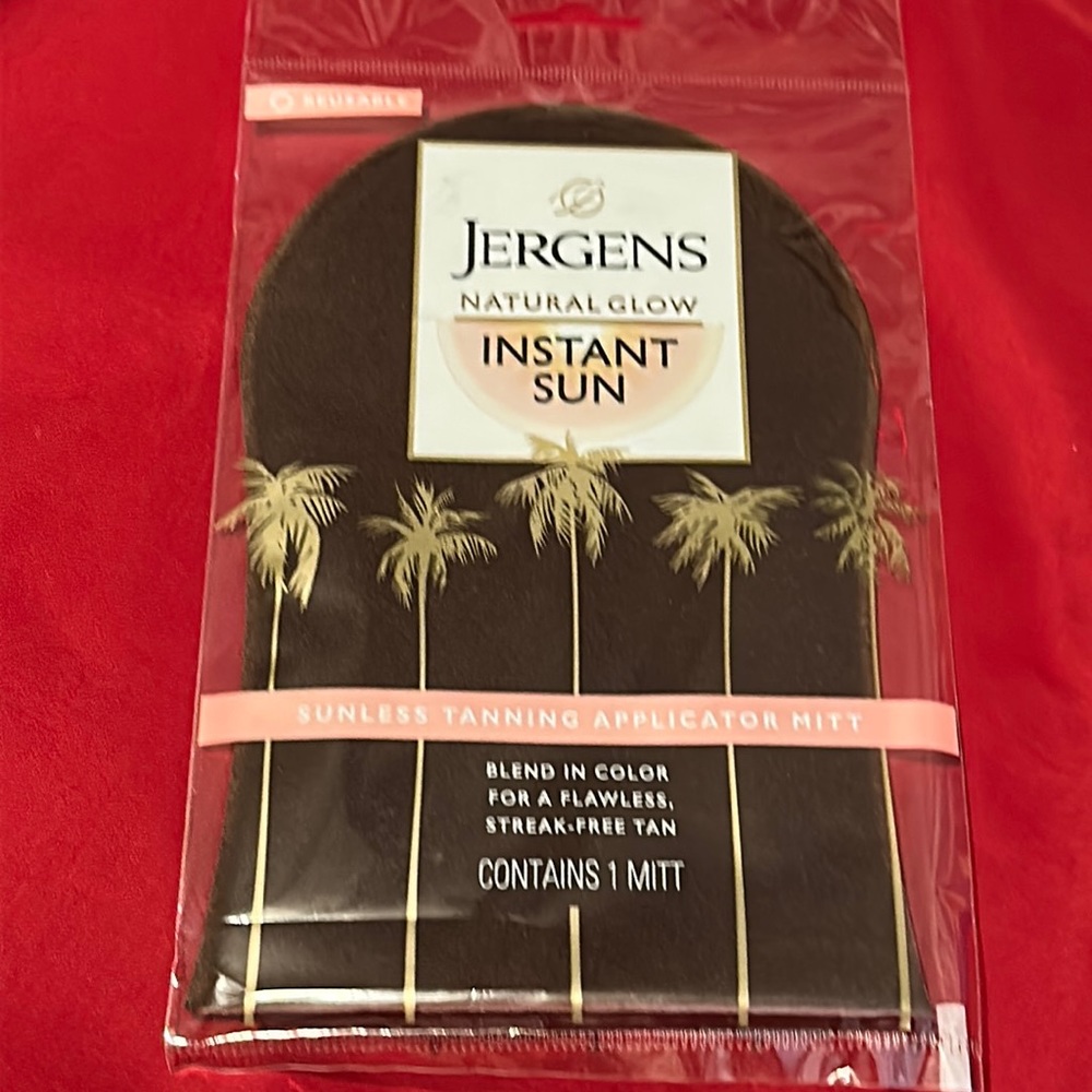 Jergens natural glow instant sun mitt.